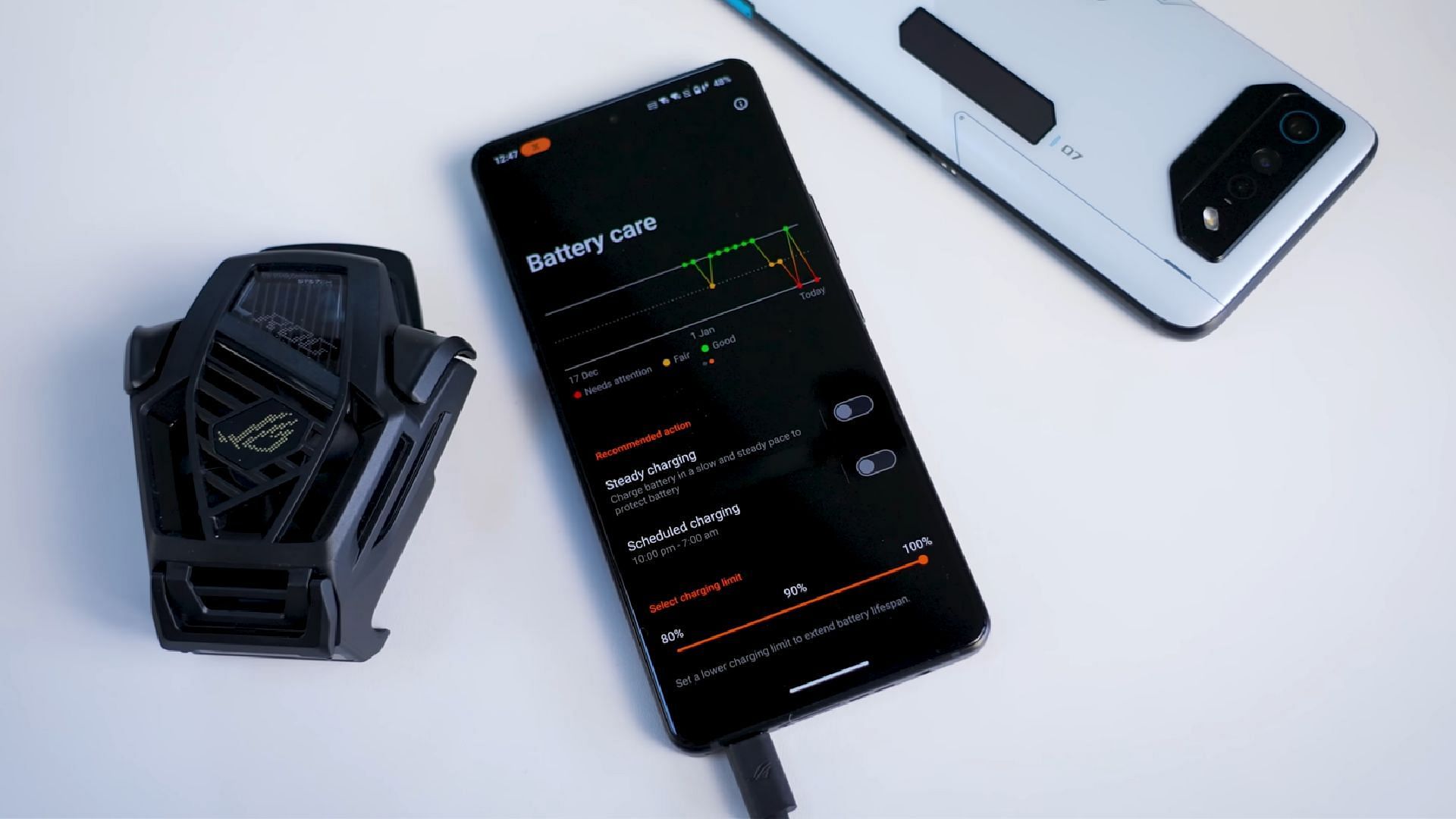 ROG Phone 8 with external fan (Image via The Tech Chap/YouTube)